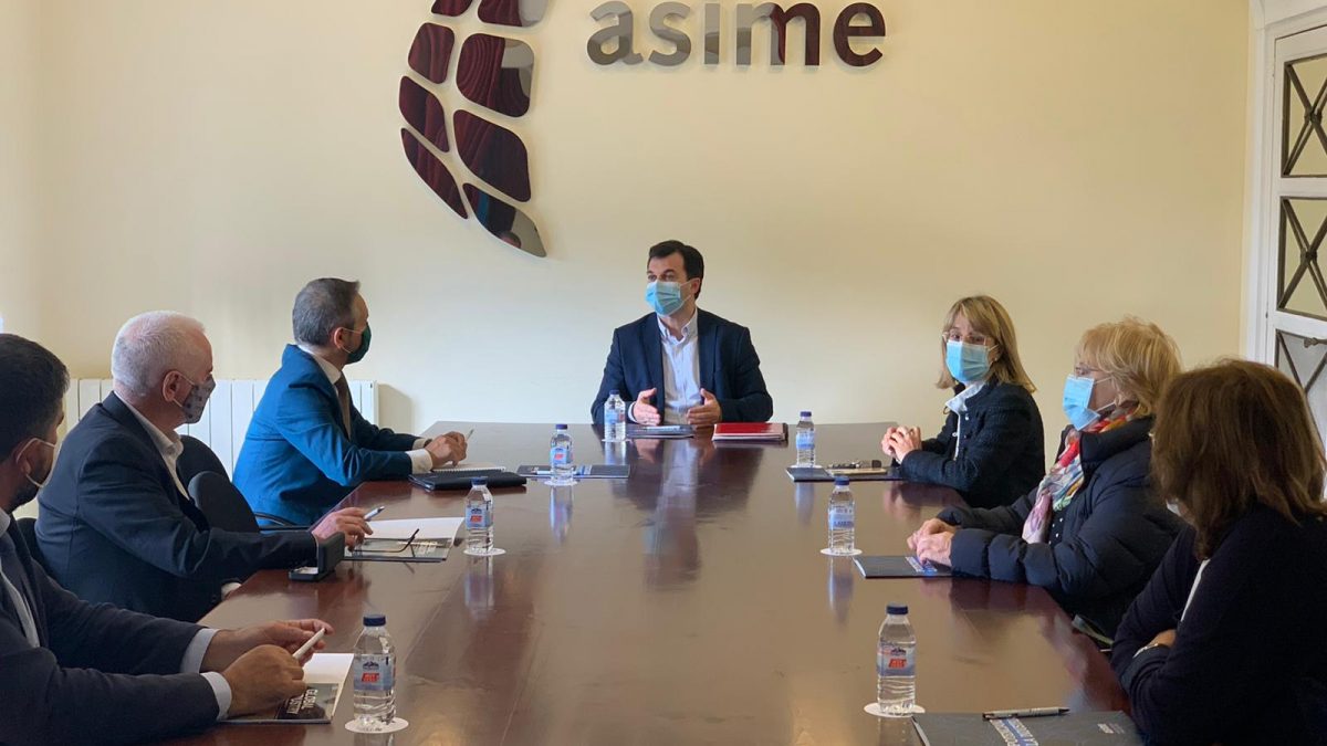 Gonzalo Caballero durante a súa visita a ASIME