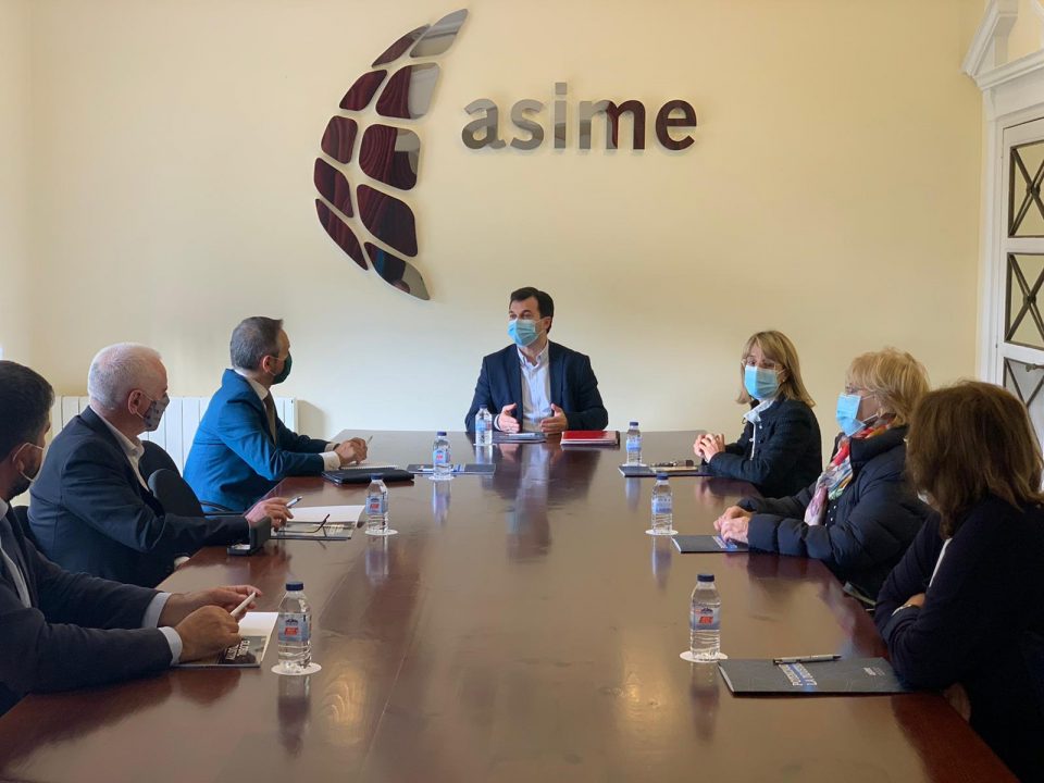 Gonzalo Caballero durante a súa visita a ASIME