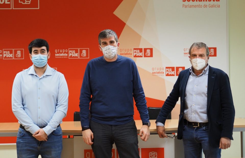 Martín Seco cos responsables do PSdeG de Arteixo, no Parlamento