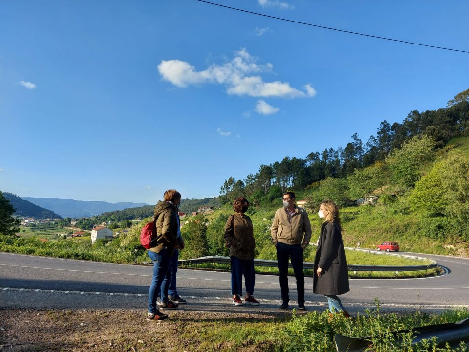 Paloma Castro xunto aos concelleiros do PSdeG en Marín no treito da PO-313