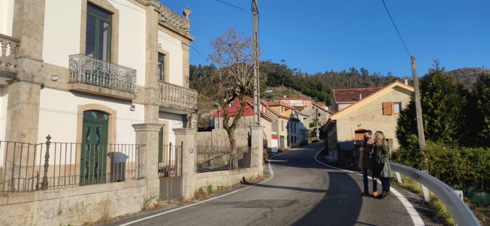 Paloma Castro na súa visita ao casa da Quintán en Ponte Caldelas