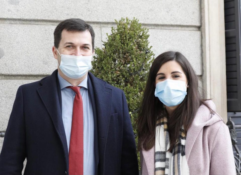 Uxía Tizón con Gonzalo Caballero na entrada do Congreso