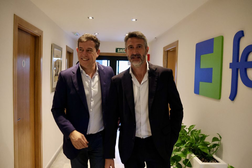 José Ramón Gómez Besteiro e Alberto Varela, na sede da Fegamp, en Santiago