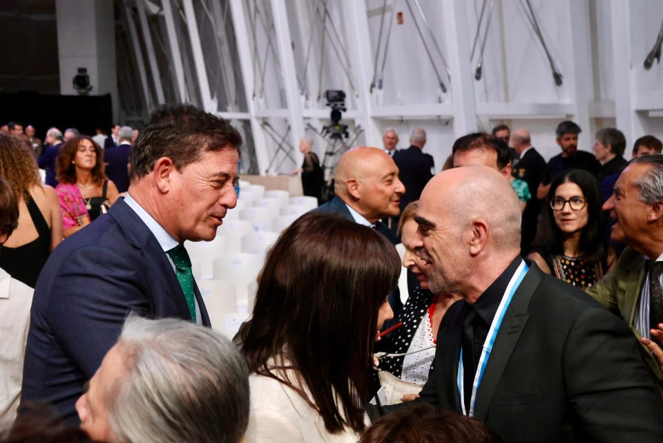 José Ramón Gómez Besteiro e Luís Tosar, na cerimonia de entrega das Medallas de Galicia 2024